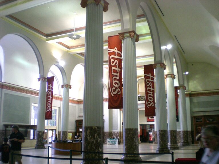 1280px-Union_Station_Lobby_at_Minute_Maid_Park